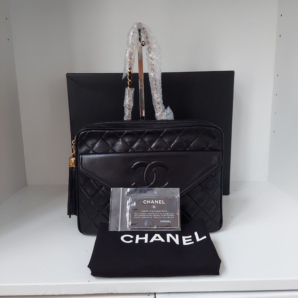Beautiful Chanel authentic and rare piece.